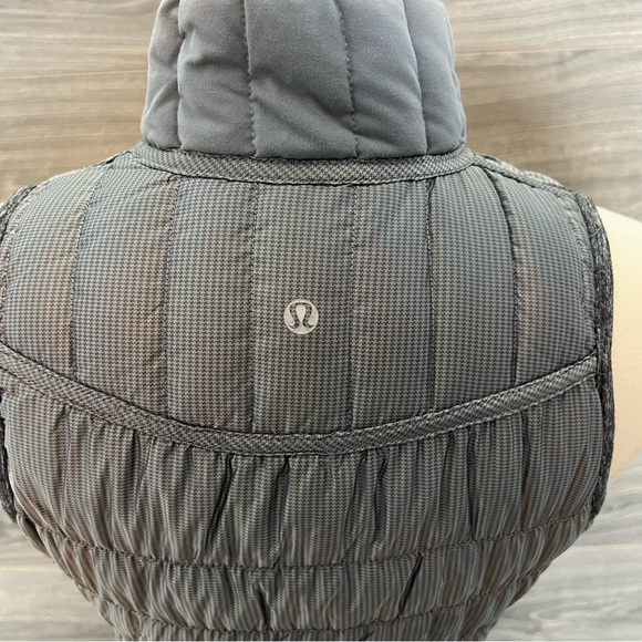Lululemon Run: Turn Around Vest In Black / Gray size 6 - Picture 6 of 10